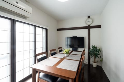 TV and multimedia, Seating area, Dining area, air conditioner