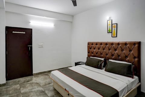 Omi Rooms Hotel in Gurugram