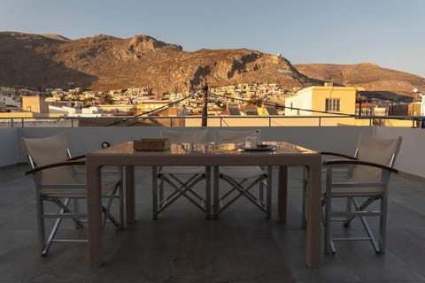 View (from property/room), Balcony/Terrace, City view, Mountain view