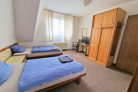 Bed, TV and multimedia, Photo of the whole room, Seating area, Bedroom, towels, wardrobe