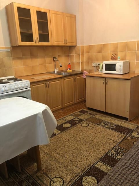 Coffee/tea facilities, Kitchen or kitchenette, stove