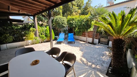 Dining area, Garden view, sunbed