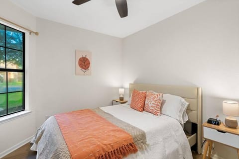 Charming & Bright W Lounging Pool and Hot Tub House in Round Rock