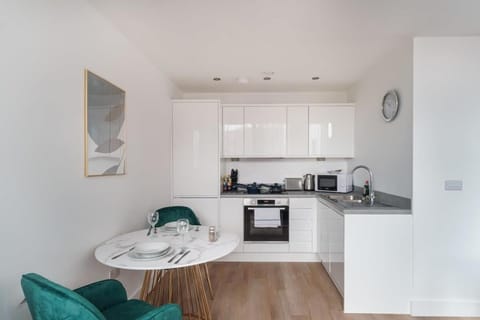 Stay Zeni, Alexandra Rise Manchester Sleek Studio Apartment in Stretford