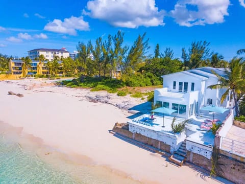 Modern, Stunning Bright Central Beach Villa Chalet in Nassau