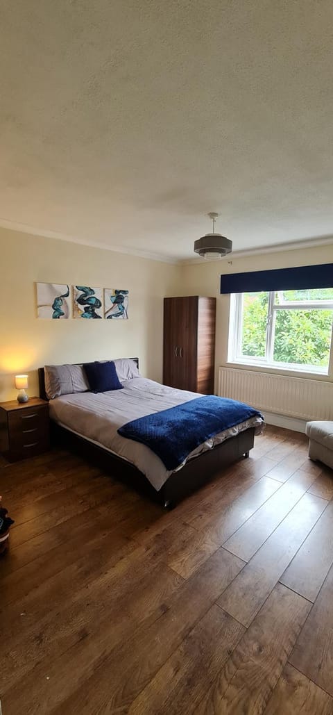 6 Bedroom Spacious villa Chalet in Weybridge