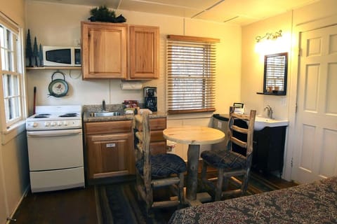 Kitchen or kitchenette, Dining area, minibar