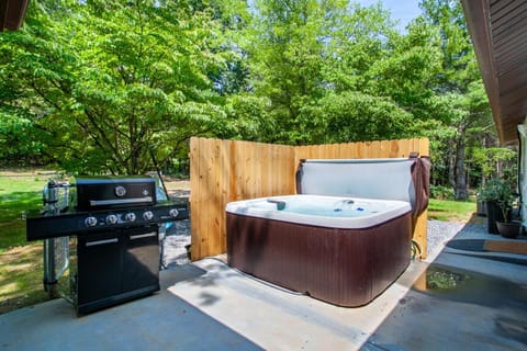 Dogwood Vista - Hot Tub, Firepit, & Volleyball! House in Sevierville