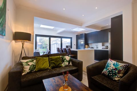 Beautiful 5-Bedroom in Romford East London Sleeps 9 with Free Parking Apartamento in Romford