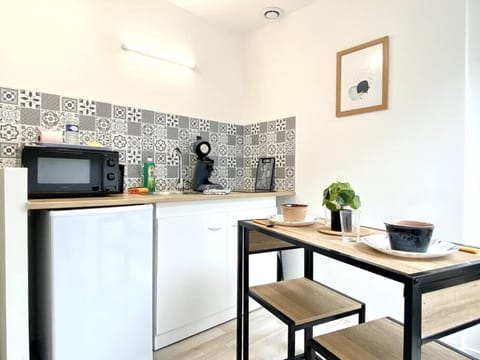 Dining area, minibar, stove, toaster