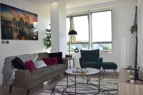 Fully Furnished City Centre 2Bed 2Bath Apartment with Parking Rooftop Terrace Communal Lounge 10 mins to Ascot Racecourse Legoland Pets are allowed Copropriété in Bracknell