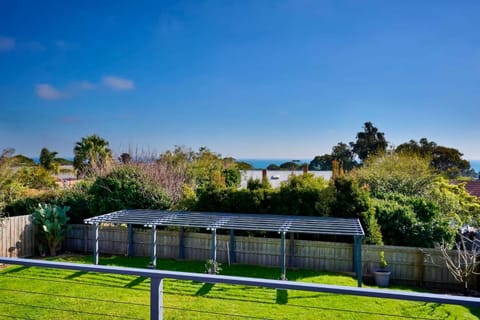 Seaview Family Retreat Spacious Deck & Lush Garden Casa in Dromana