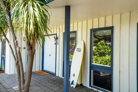 'Beaming Belmont' A Coastal Indoor-Outdoor Haven House in Geelong