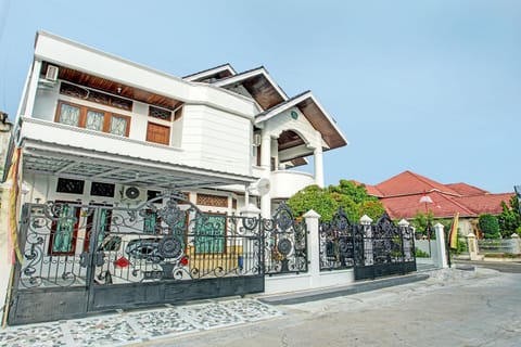 Capital O 92990 Nena Kostel Syariah Hotel in Padang