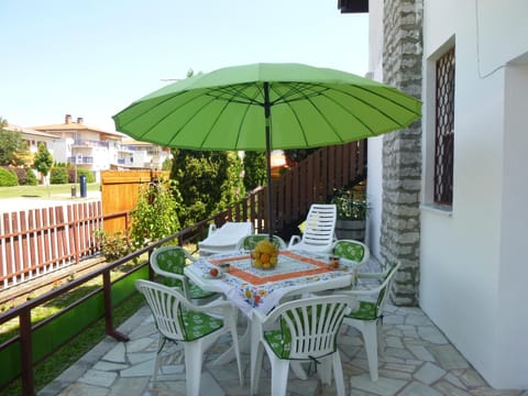 Patio, Garden view, Street view