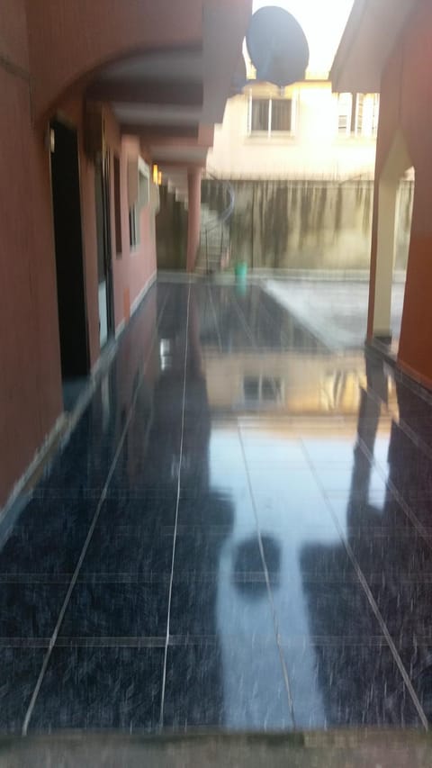 Chinaka guest house 12hrs light Condominio in Lagos