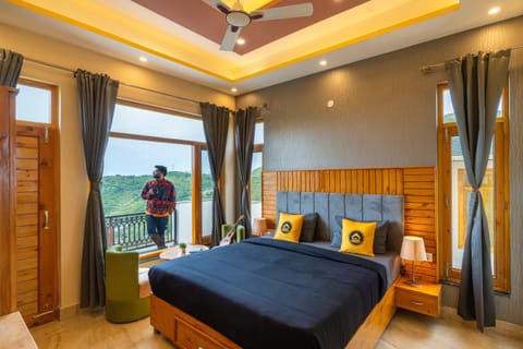 Bed, Natural landscape, View (from property/room), Balcony/Terrace, Photo of the whole room, Bedroom, fireplace