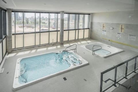 City View 1BR Condo - King Bed & Private Balcony Eigentumswohnung in Waterloo