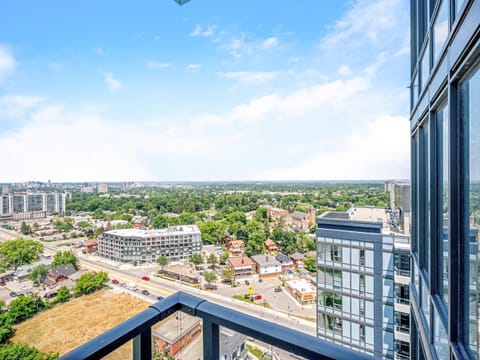 City View 1BR Condo - King Bed & Private Balcony Condominio in Waterloo