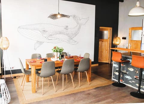 Dining area, Food