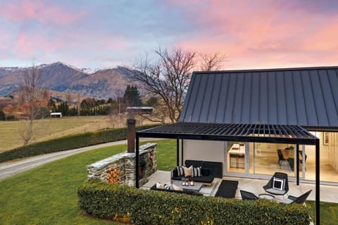 Patio, Garden, Mountain view, flat iron