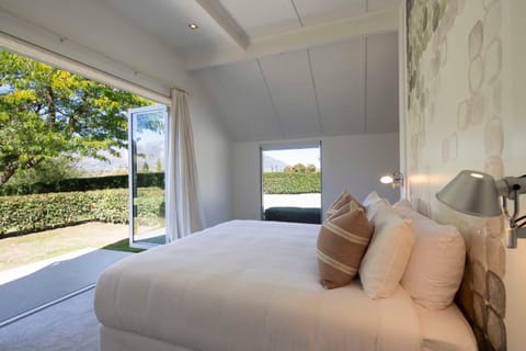 Bed, Bedroom, Garden view, Mountain view