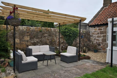 Carpenters Cottage- coastal stay with garden Casa in Pittenweem