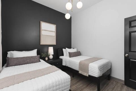 Modern Comfort 8 Beds, 4 Bedroom Walk to Restaurants, Bars, Coffee Condo in East Nashville