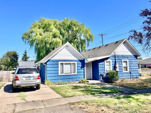Main St New with AC Monthly stays Charming Cottage KING BED House in Philomath