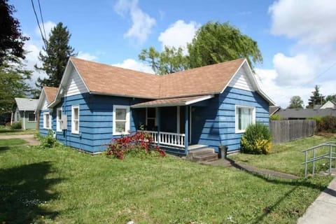 Main St New with AC Monthly stays Charming Cottage KING BED Casa in Philomath