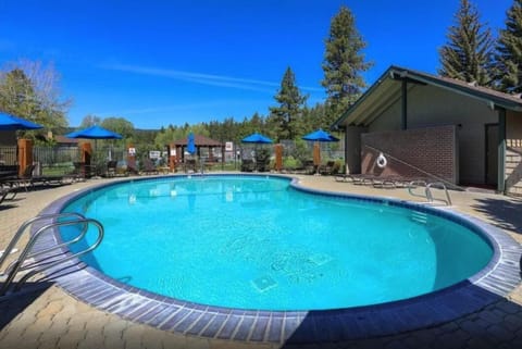 Central Condo for 8 Hot Tub Pools Walk to Beach Paddle Boards BBQ Deck Casa in Dollar Point