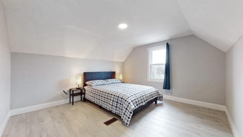 Newly Renovated 3 Bedroom Apartment in Hamilton