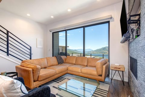 On Top of the Mountains - Full Townhome Casa in Hideout
