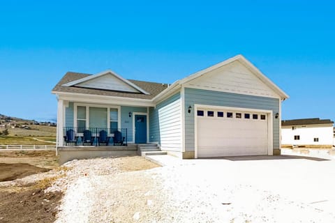 Mountainside Majesty House in Garden City