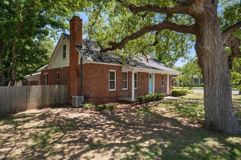 Heart Haus-Hot Tub-5 Bks to Main House in Fredericksburg