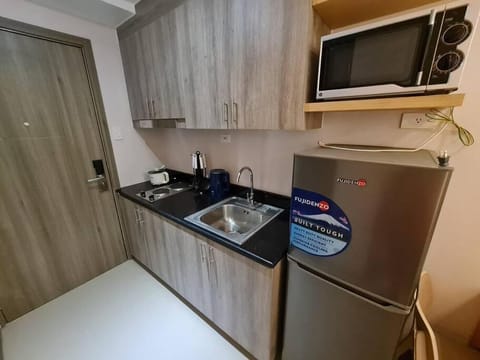 Chic 2 BR EDSA APT w/ Balcony Netflix Prime Video Appartement in Mandaluyong