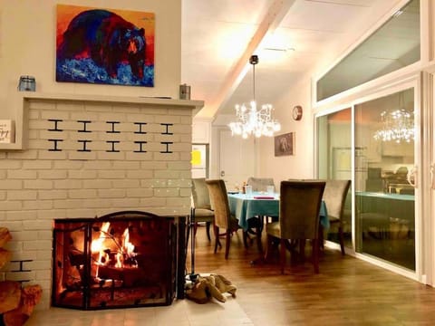 Black Bear Suite Hot Tub Sleeps 4 affordable Casa in Oakhurst