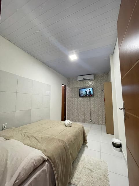 Bed, TV and multimedia, Photo of the whole room, Bedroom, towels, air conditioner