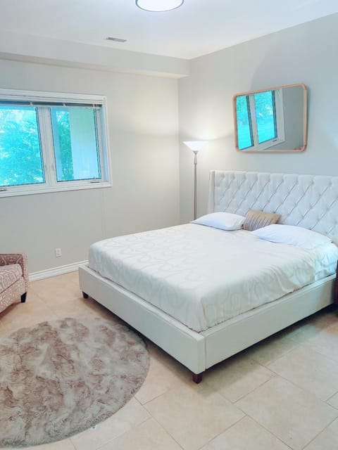 Large Luxury 4 Bed Guest House In King City Villa in Vaughan