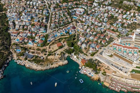 Havuzu, plajı, bahçesi ve olağanüstü manzarasıyla… Villa in Kalkan Belediyesi