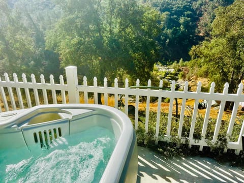 Happy Hedgehog River Views Hot Tub Private Camping /
Complejo de autocaravanas in Ahwahnee