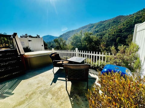 Happy Hedgehog River Views Hot Tub Private Camping /
Complejo de autocaravanas in Ahwahnee