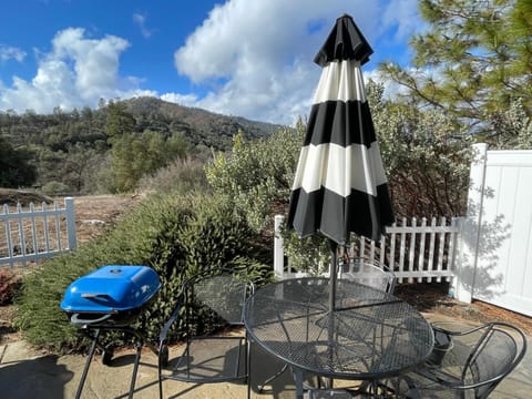 The Funky Chicken Hot Tub BBQ SLEEPS 4 House in Ahwahnee