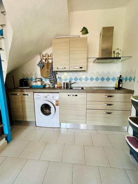 Kitchen or kitchenette, pet friendly, stove, washing machine