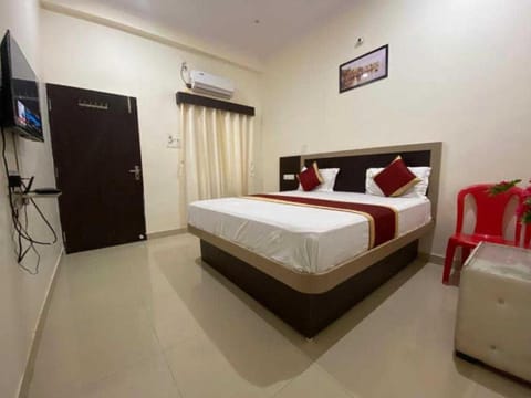 Goroomgo Nath Palace Varanasi - Full Air Conditioned - Excellent Location Hotel in Varanasi
