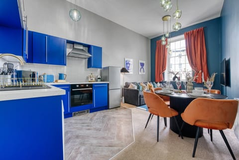 2 Bed Stunning Chic Apartment, Central Gloucester, With Parking, Sleeps 6 - By Blue Puffin Stays Apartment in Gloucester