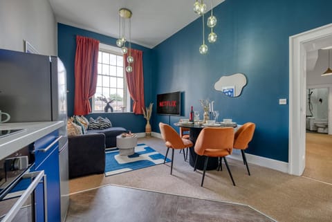 2 Bed Stunning Chic Apartment, Central Gloucester, With Parking, Sleeps 6 - By Blue Puffin Stays Condo in Gloucester