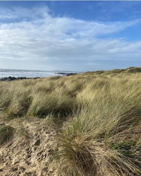 Rhosneigr anglesey beach mountain surf House in Aberffraw