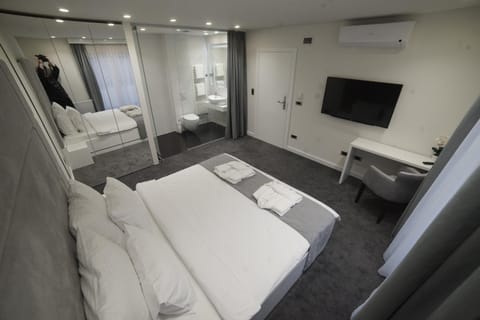 Bed, Bathroom, TV and multimedia