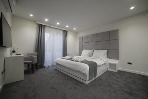 Bed, TV and multimedia, Bedroom